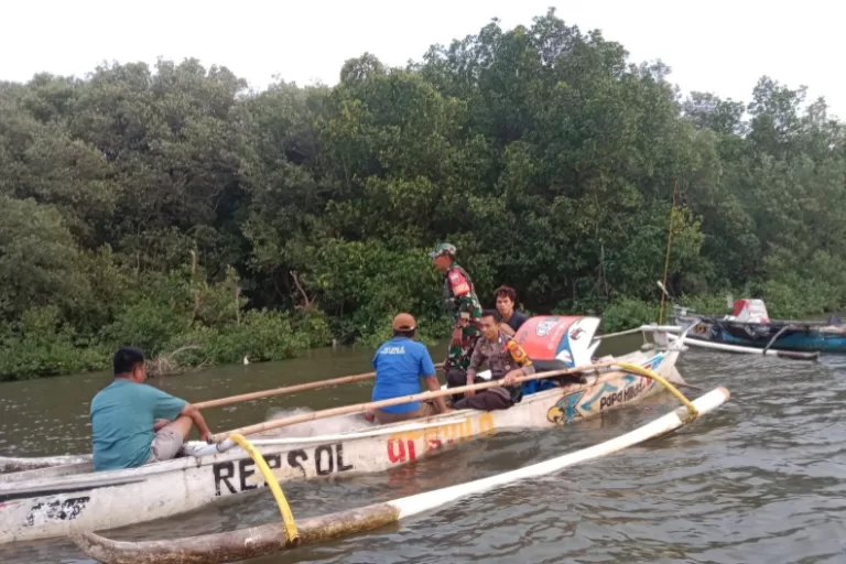 Dua Ekor Buaya Besar Gegerkan Warga Tamanroya, Babinsa dan Bhabinkamtibmas Telusuri