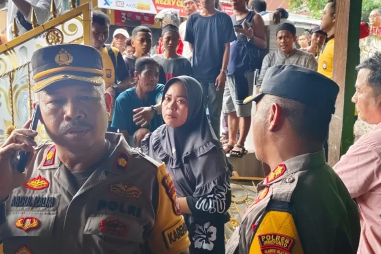 Pencabulan Anak dan Pencurian, Ratusan Massa Bringas Rusak Rumah Mertua Pelaku di Mannuruki Jeneponto