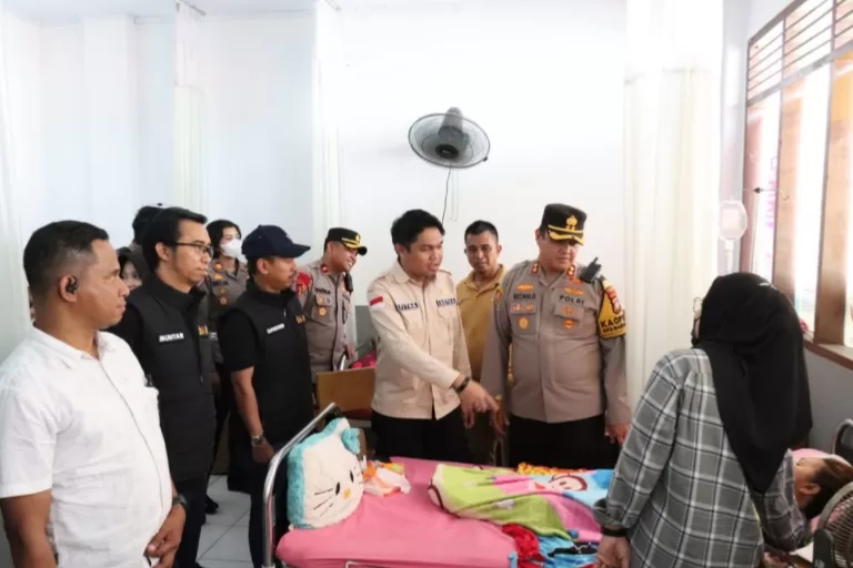 Kapolres dan Ketua KPU Jenguk KPPS yang Dirawat di Puskesmas