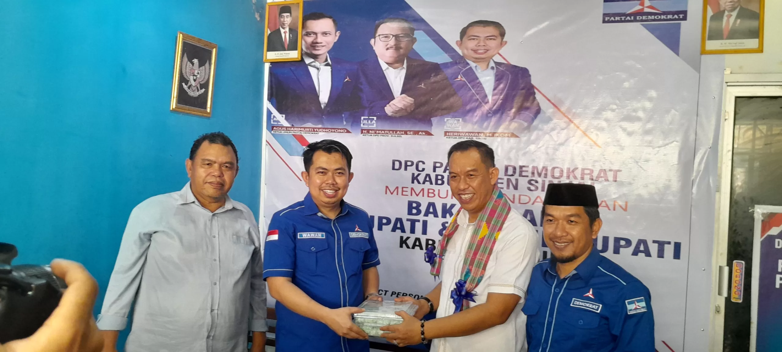 Mendaftar di Partai Demokrat, AMM Bersama Tim Bawa Bingkisan &#8216;Onde-Onde&#8217;