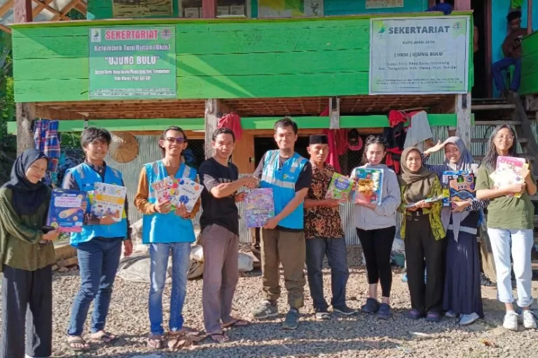 Peringati Hari Pendidikan Nasional, PLN Indonesia Power UBP Tello Bagikan Buku Bacaan Anak di Kawasan Hutan&nb