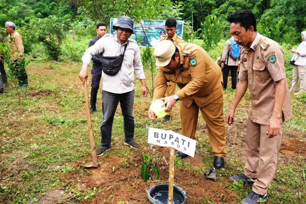 Setelah di Rammang-rammang, Bupati Maros Bersama Penjabat Gubernur Sulsel Lakukan Penanaman Pohon Sukun di Tam