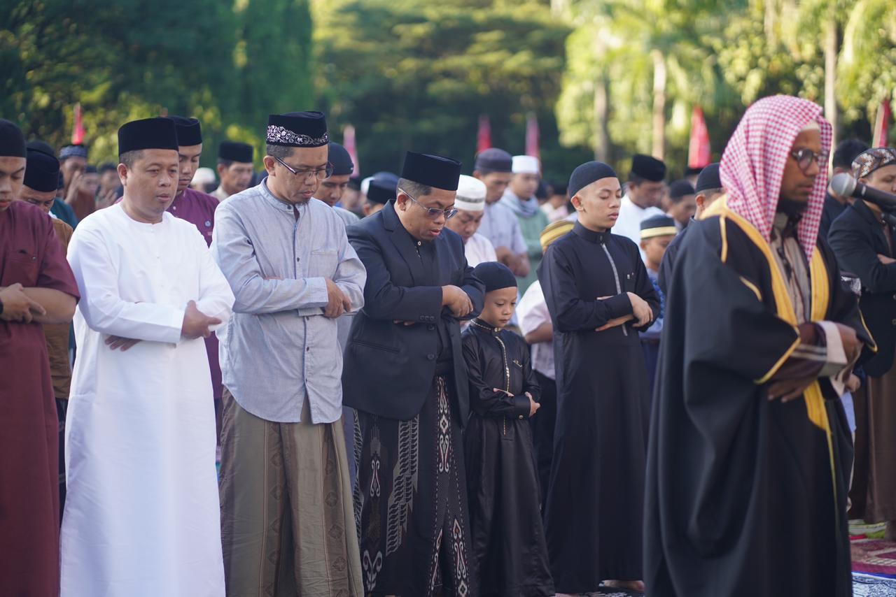 PT Semen Tonasa Gelar Shalat Ied Di Pelataran Kantor Pusat