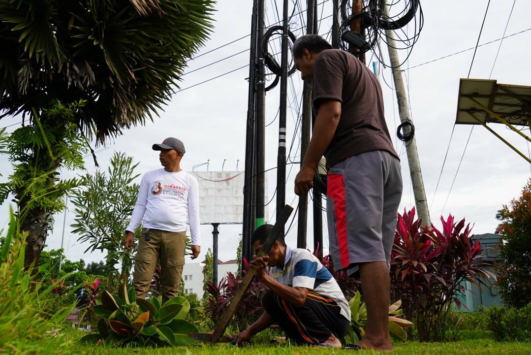 Pemerintah Kecamatan Tamalanrea Bersama Satgas Giatkan Bersih Kantor dan Taman