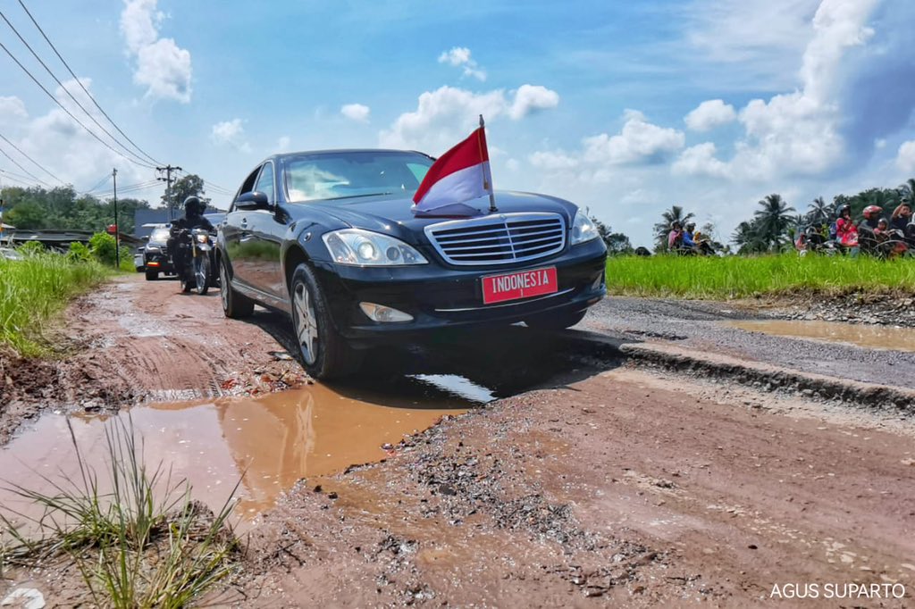 Kena &#8216;Prank&#8217; Berkelas Jokowi, Jalan yang Sudah Diperbaiki Tak Dilewati, Netizen: Jantung G