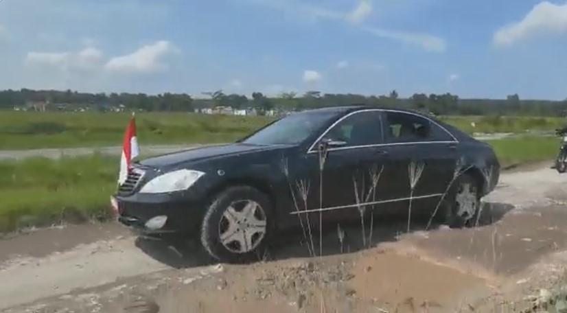 Akhirnya! Jokowi Tiba, Langsung Jajal Jalanan &#8216;Offroad&#8217; di Lampung dengan Mobil Mercedes-B