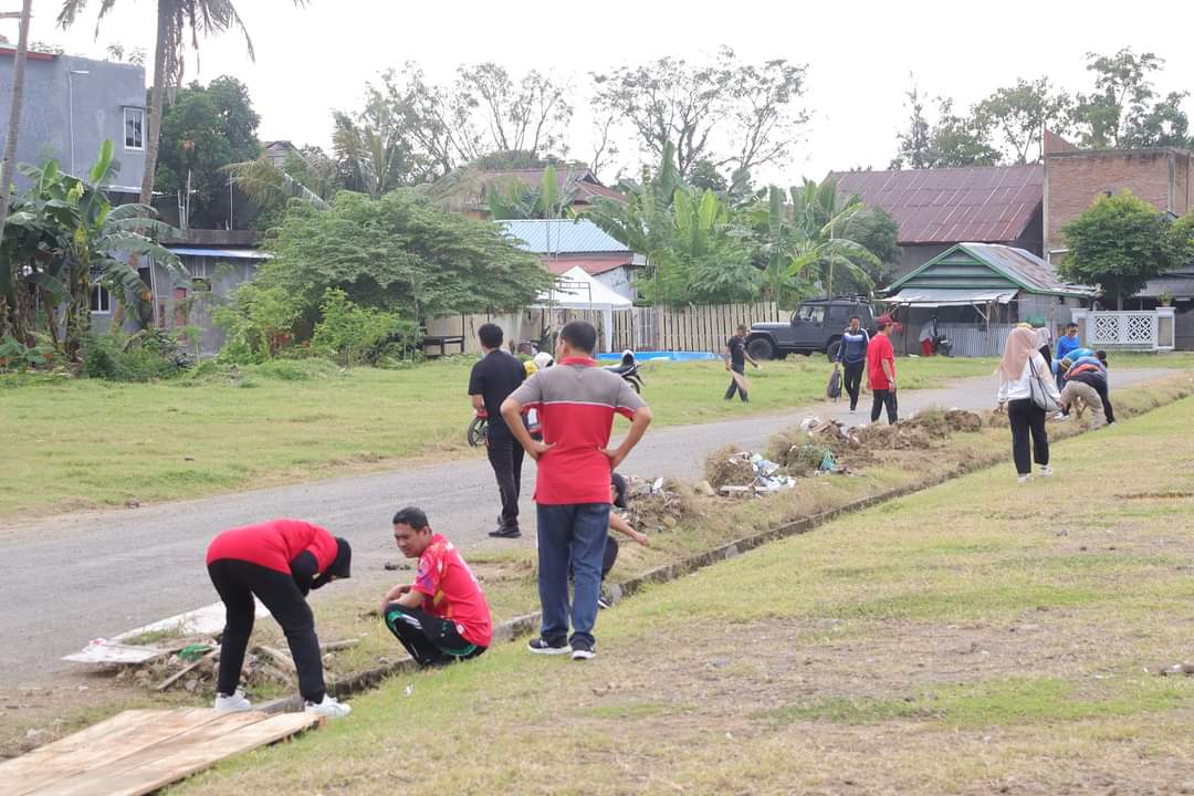 Pembersihan Lokasi Pelaksanaan Upacara Puncak Peringatan HUT Ke-79 RI di Alun-Alun Sinjai Bersatu