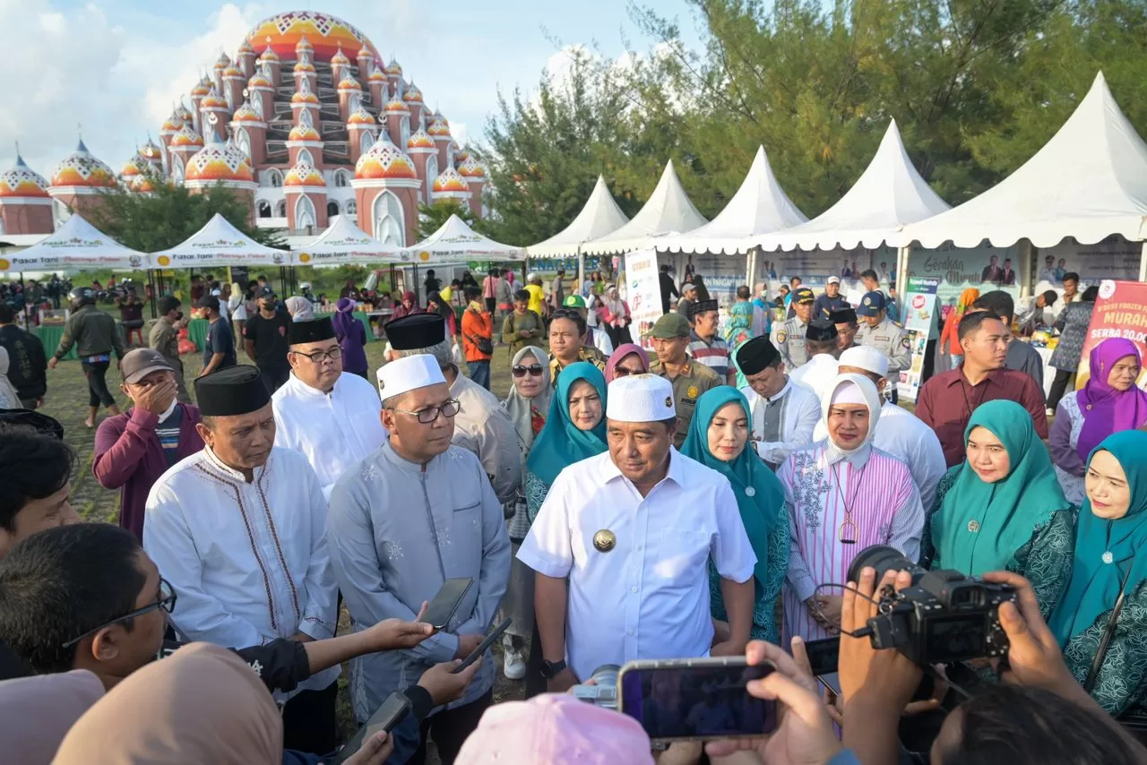 Indira Yusuf Ismail Dampingi Danny dan PJ Gubernur Sulsel Tinjau Gerakan Pangan Murah di Kawasan CPI