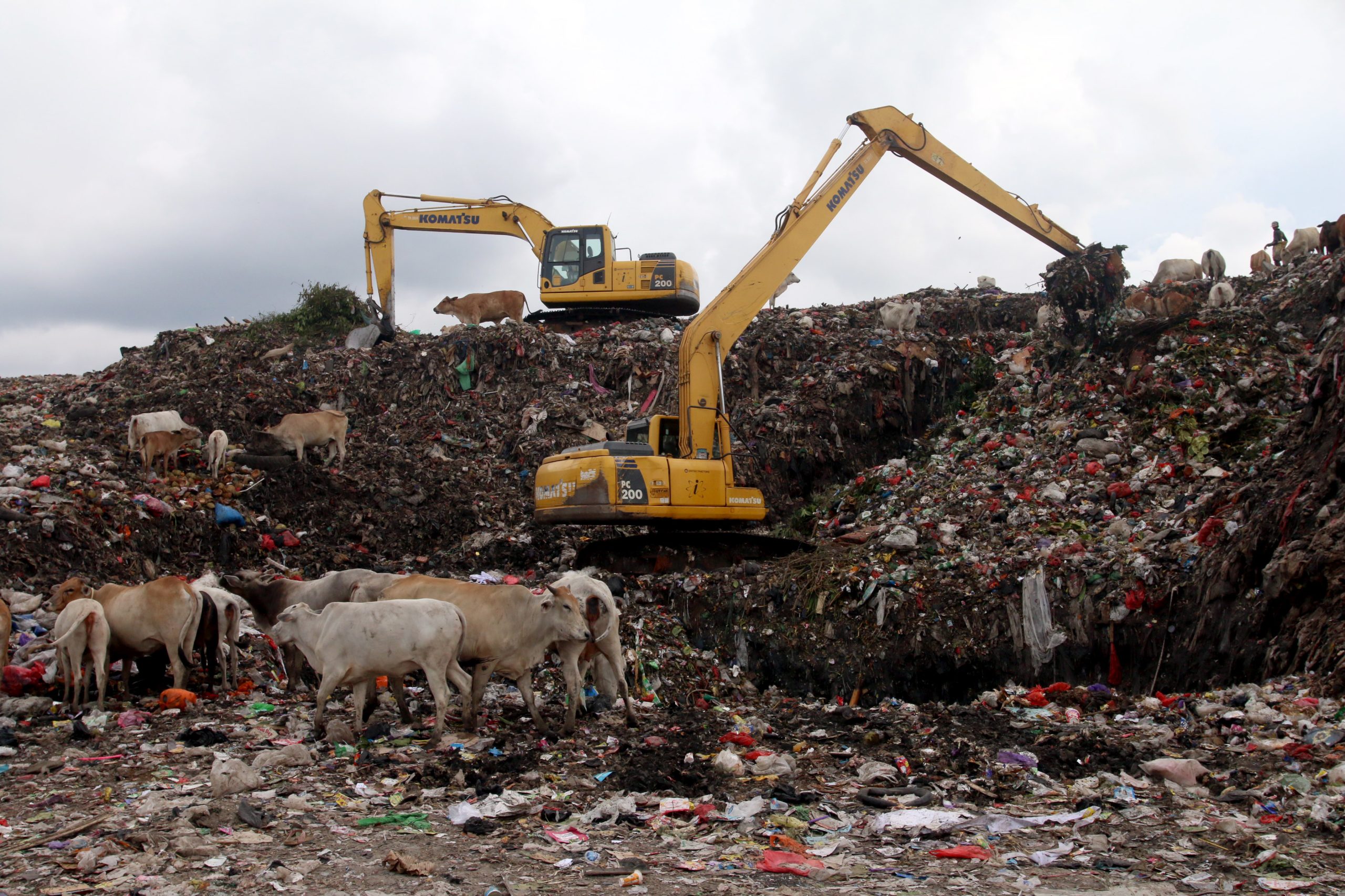 Kurangi Bau Busuk di TPA Antang, DLH Makassar Rutinkan Penyemprotan Eco-Enzym