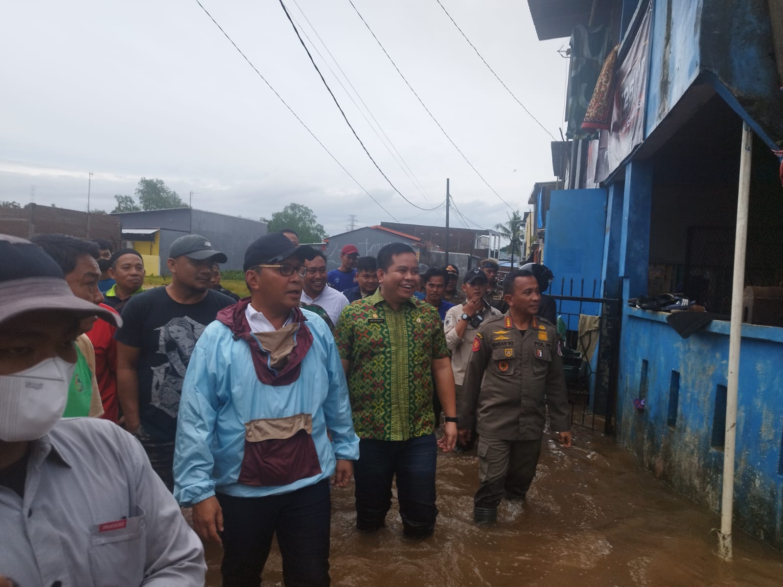 Kasatpol PP Dampingi Wali Kota Kunjungi Korban Banjir di Manggala