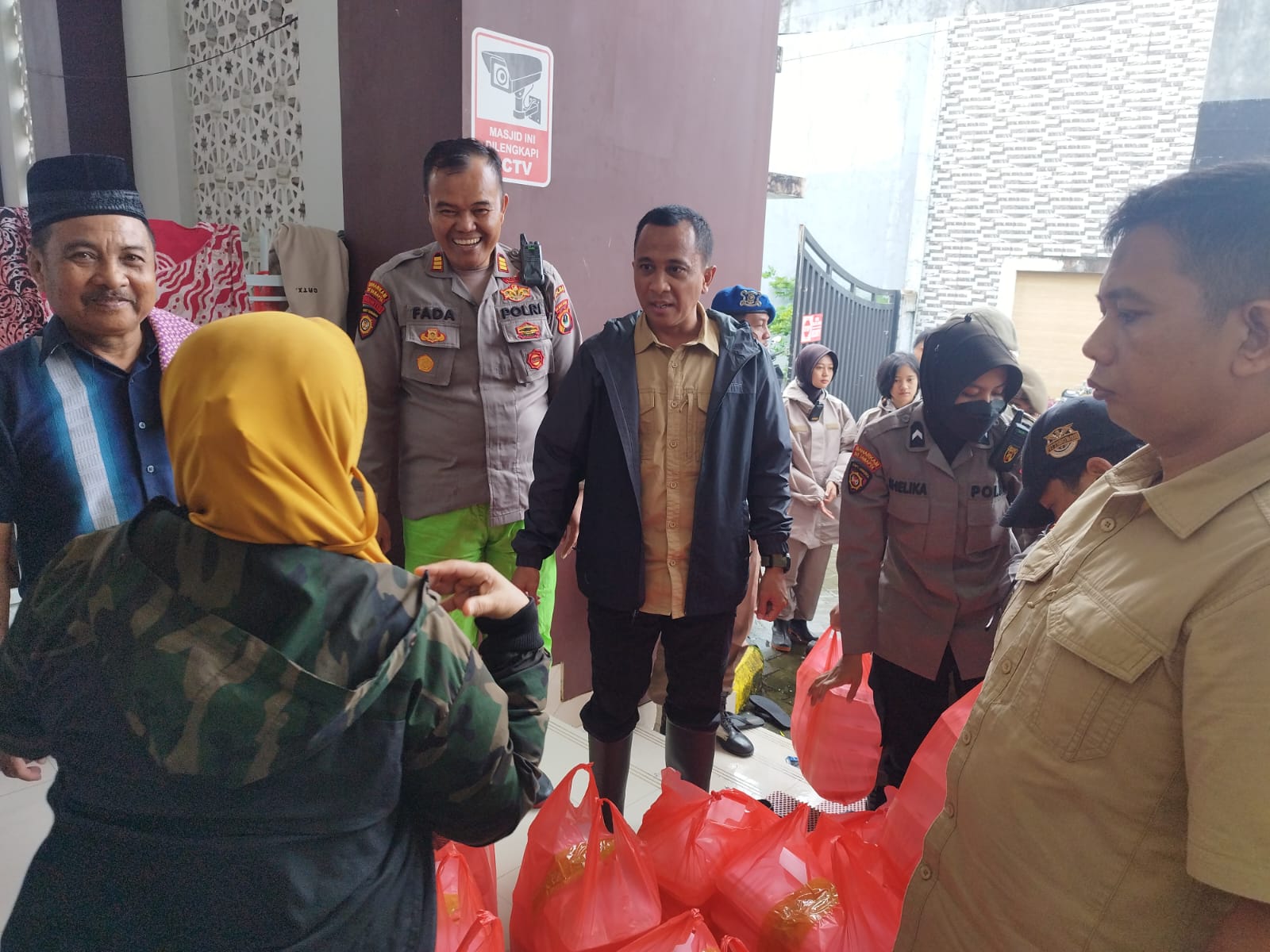 Kasatpol PP Bagikan Bantuan Makanan kepada Korban Banjir