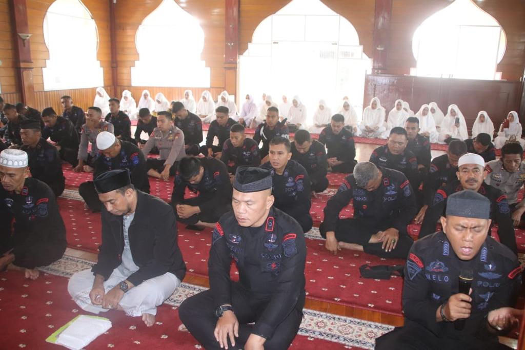 Peringatan Isra Mikraj di Masjid Mako Brimob Bone penuh  khidmat.