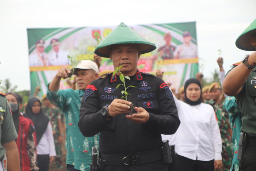 Danyon  C Pelapor  Brimob Bone Ajak Masyarakat  Sukseskan Kegiatan Ketahanan Pangan