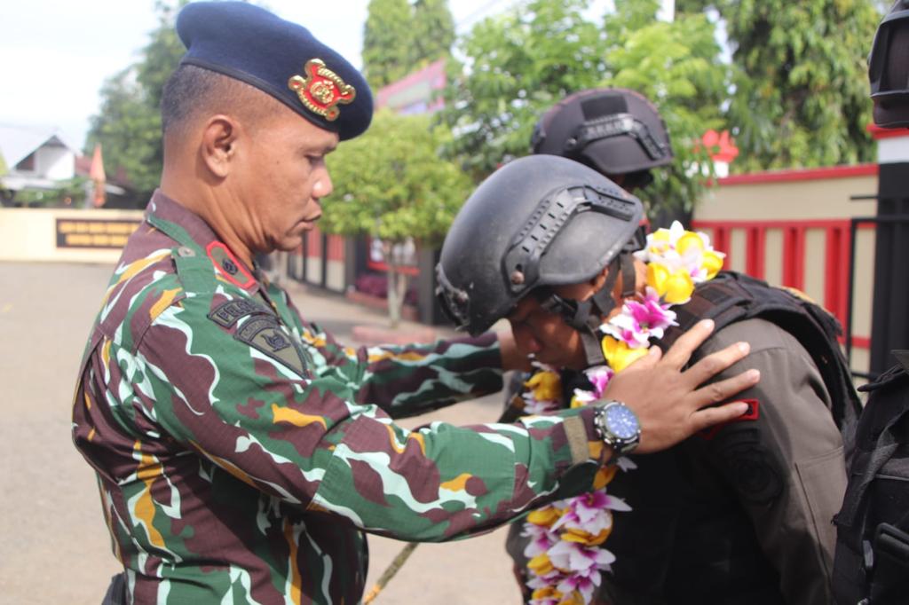 Enam Bintara Remaja Kompak Cium Bumi di Mako Brimob Bone, Ini Maknanya