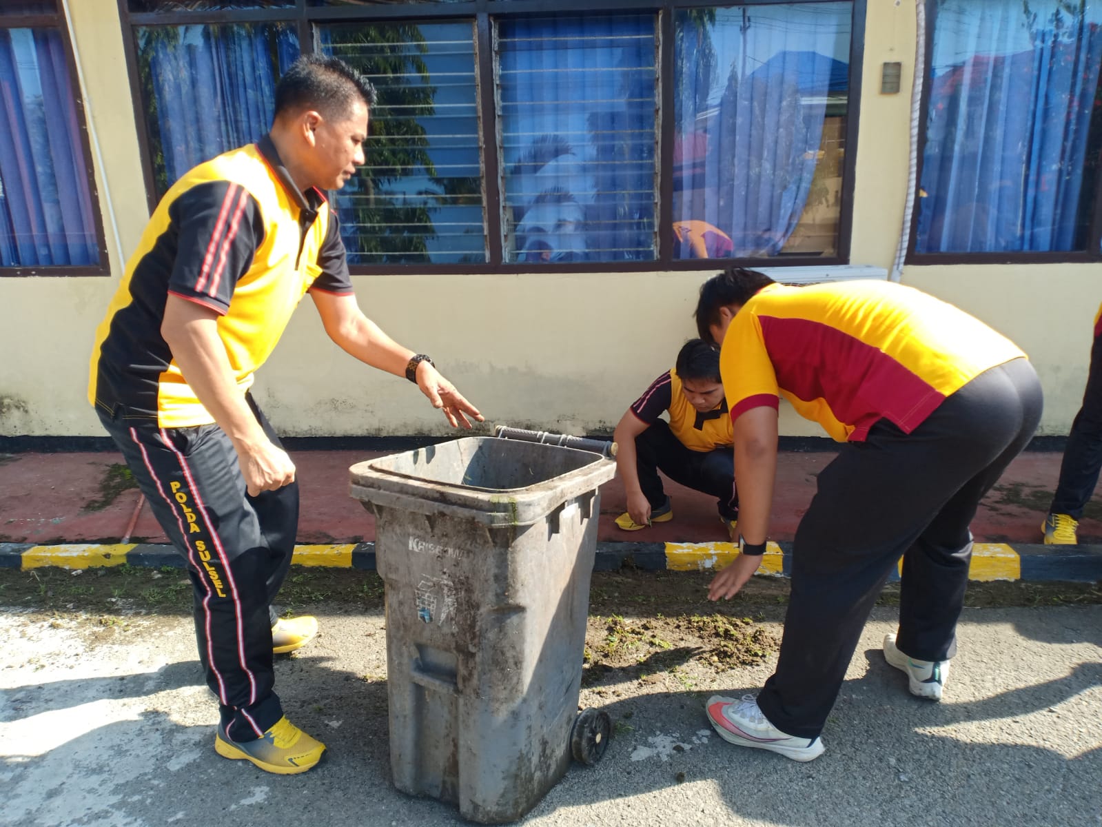 Jaga Kebersihan Lingkungan Kerja, Personel Polres Sinjai Kerja Bakti