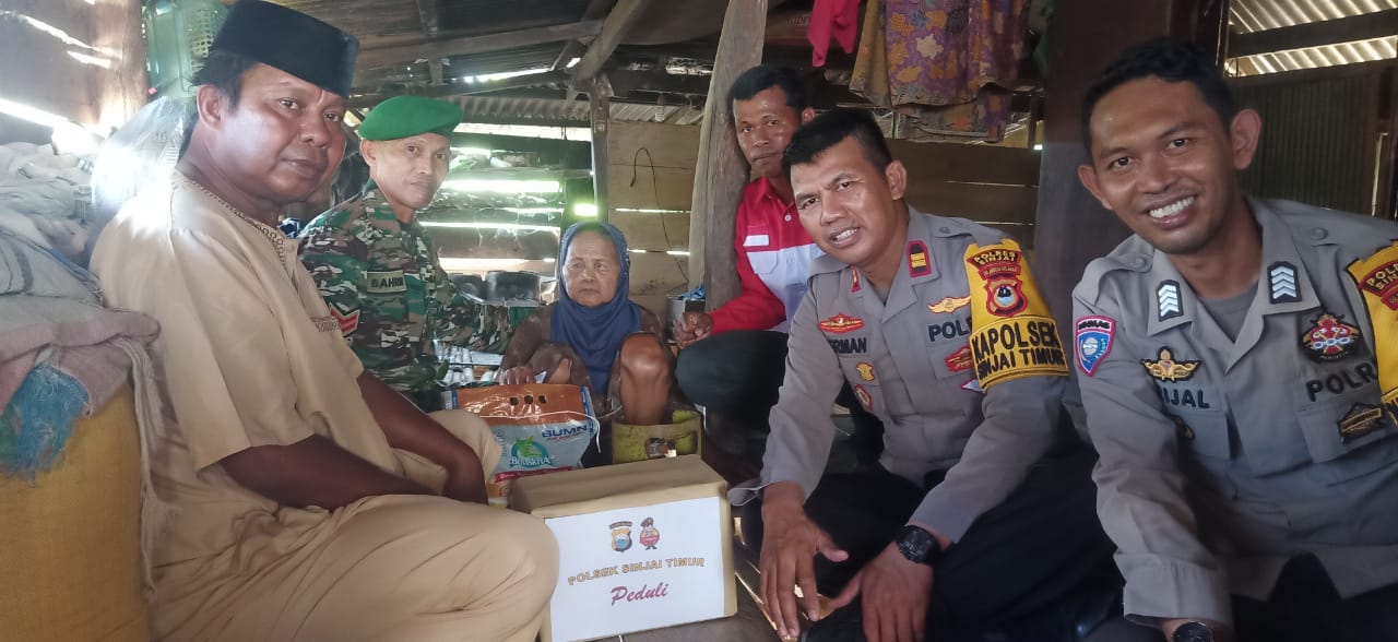 Kapolsek Sinjai Timur Peduli Warga Kurang Mampu, Sambangi Rumah Nenek Hale Yang Tinggal Sebatang Kara Serahkan