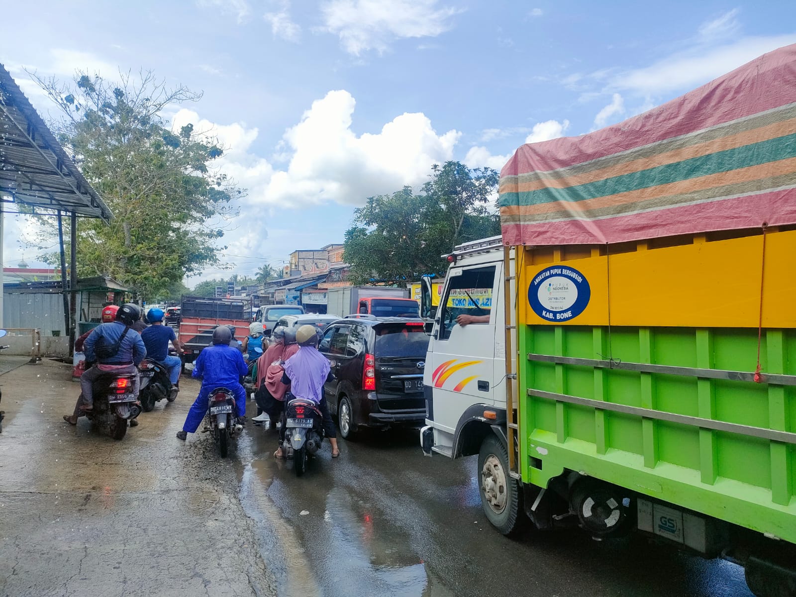 Antrean BBM Macetkan Jalan Ahmad Yani  Bone