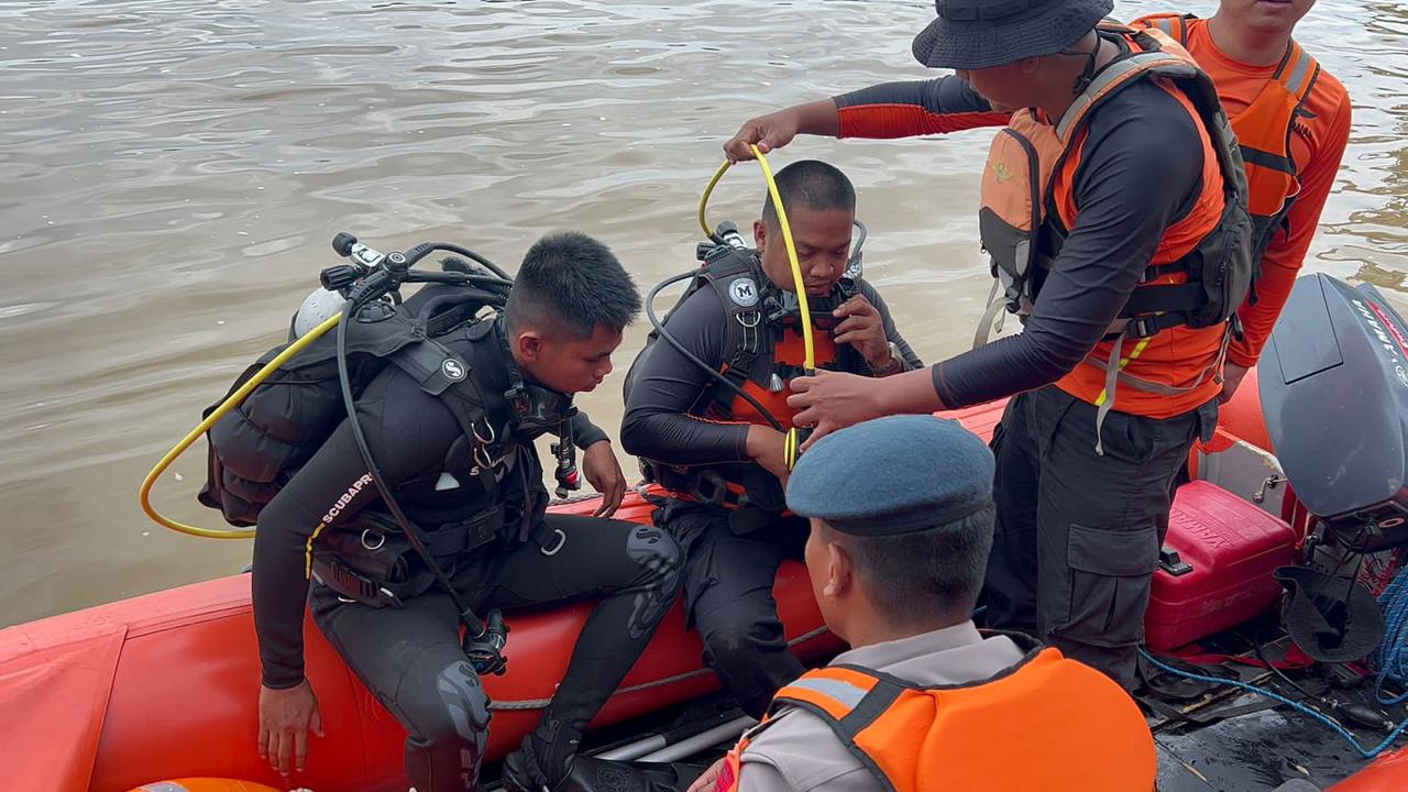 Tim SAR Brimob Bone Bantu Pencarian Pengemudi Mobil Dinas Tenggelam di Muara Sungai Tangka