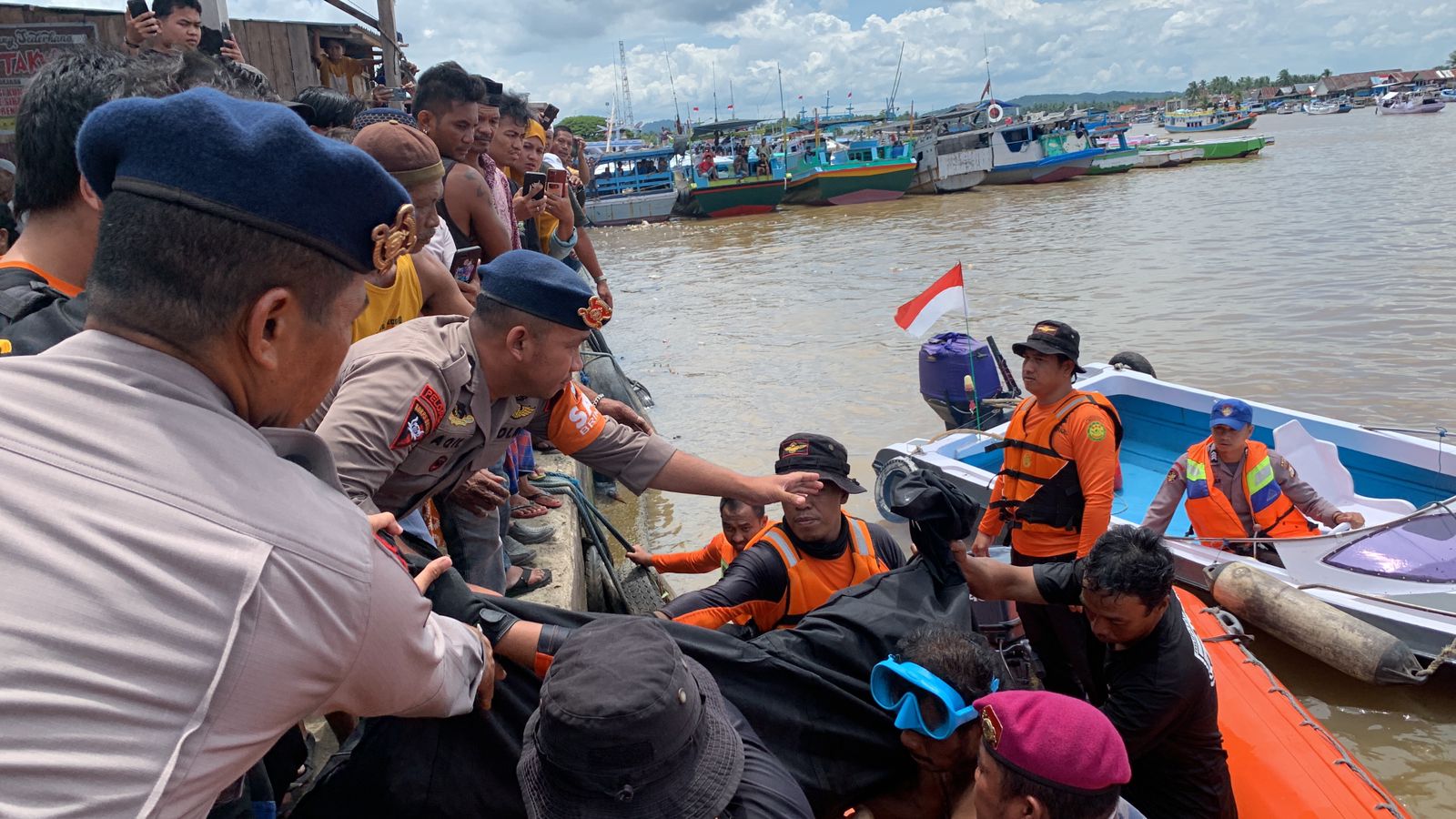 Akhir nya Tim SAR Gabungan Temukan Pengemudi Mobdin  Kementerian Tenggelam di Muara Sungai Tangka