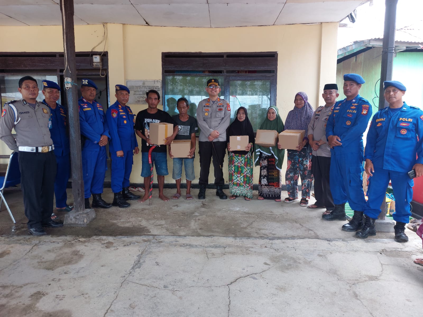 Raih Berkah di Bulan Ramadan, Kapolres Sinjai Beri Bantuan Warga Pesisir Pulau Sembilan