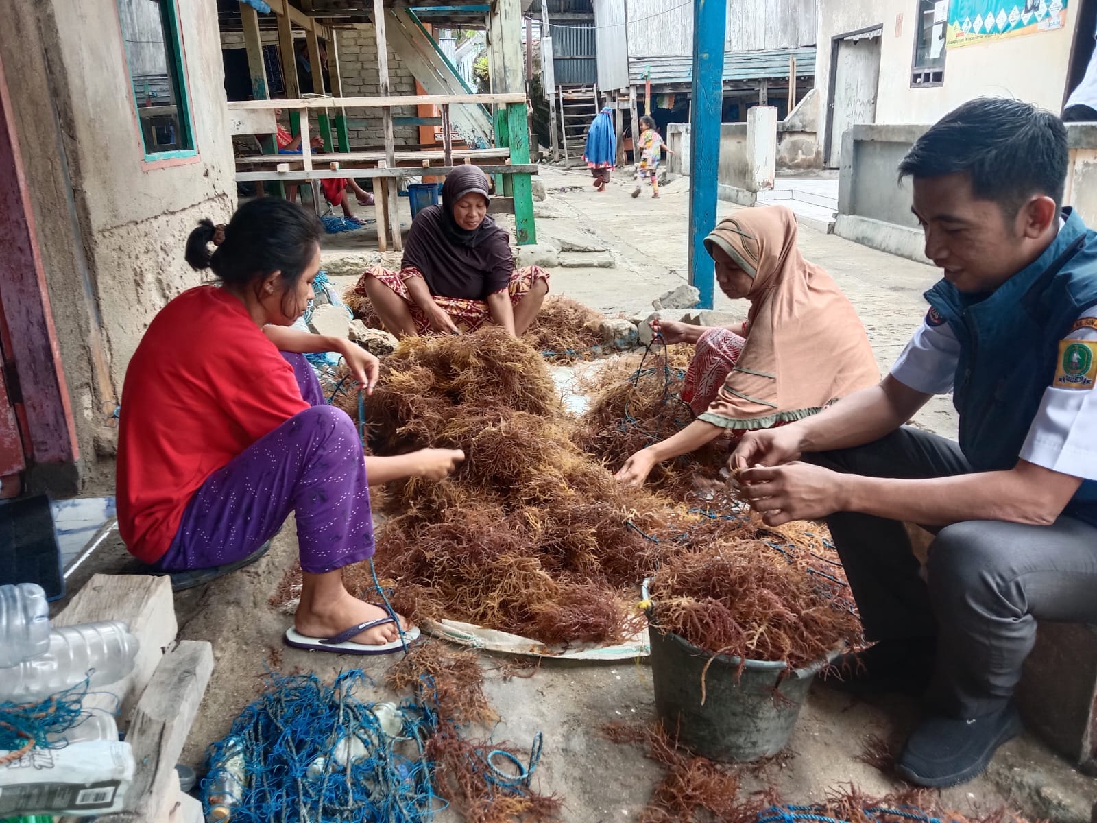 Baru Dilantik Jabat Camat Pulau Sembilan, Azhar Langsung Turun Sapa Warga