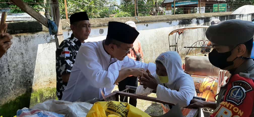 A.Rio,  Berbagi  2.000 paket  Kepada Anak Yatim  dan kaum Duafa .