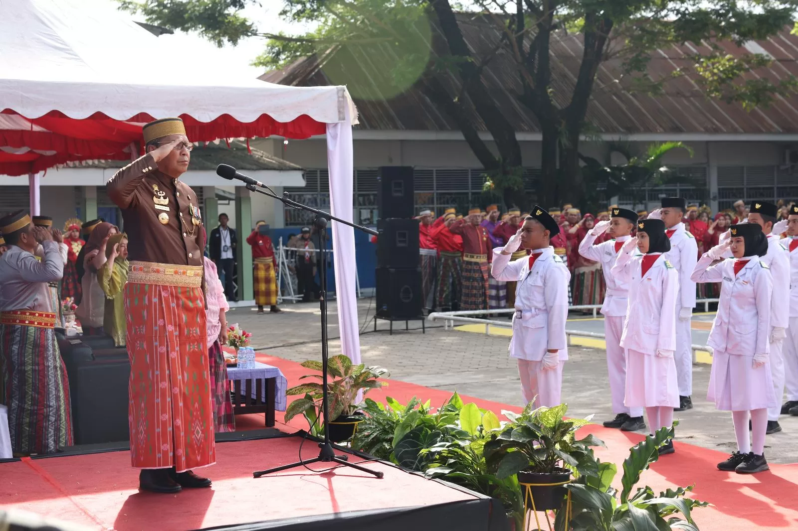 Danny Pomanto Canangkan Penggunaan Baju Adat dan Penerapan Metode Belajar Gampang Asyik Menyenangkan pada Hard