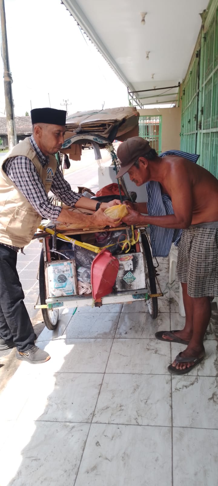 Jumat Berkah Arif Poundation Bagikan Ratusan Paket Makanan  .