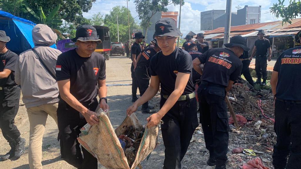 Pasukan Brimob Bone Gelar Kerja Bakti diPasar Palakka