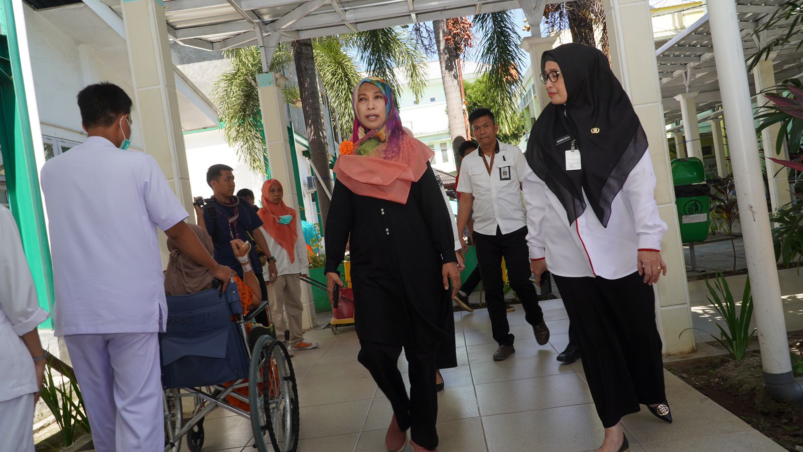 Sri Rahmi Sidak Lift RSUD Haji Tak Berfungsi