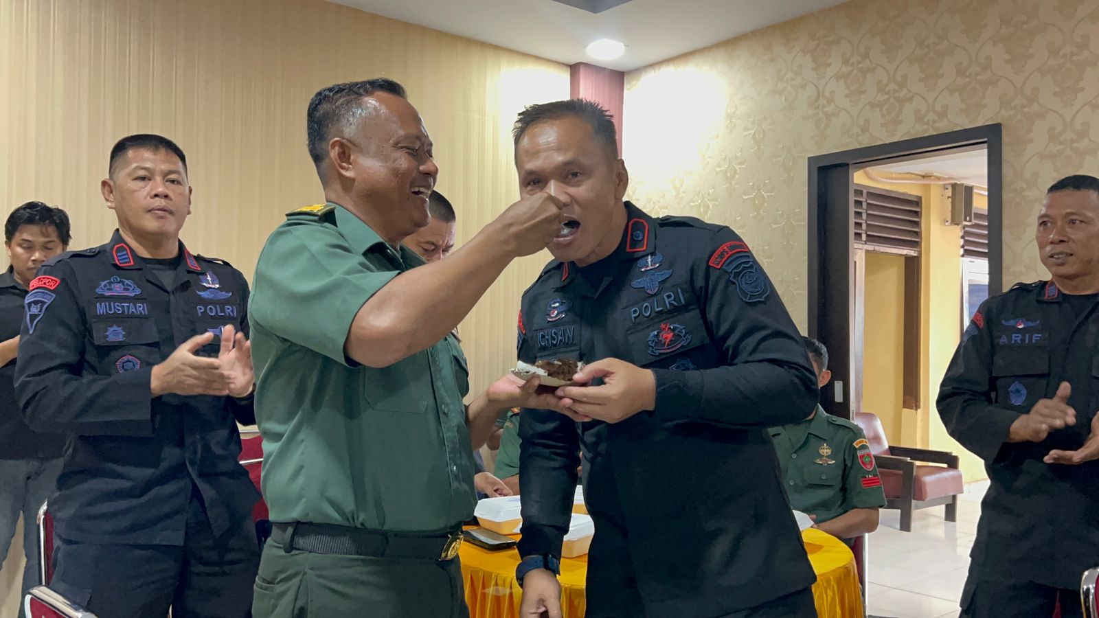 Korem dan Kodim Bone Kompak Beri Kejutan HUT Bhayangkara di Mako Brimob Bone