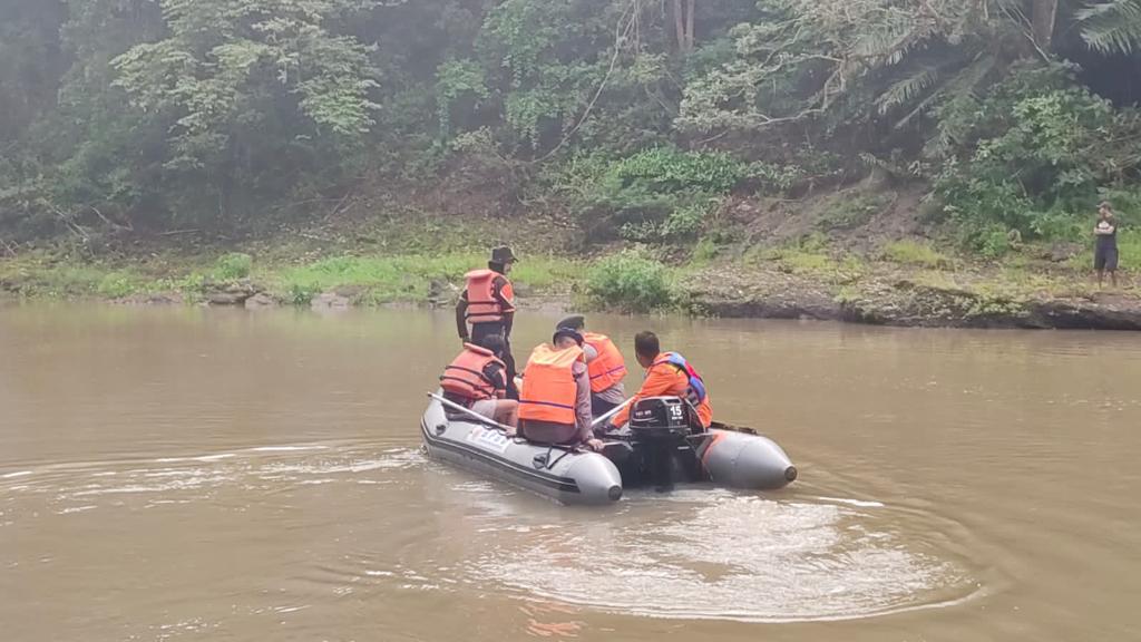 Pemuda di Soppeng Hanyut Terseret Arus Sungai, Brimob Bone Terjunkan Tim SAR Cari Korban