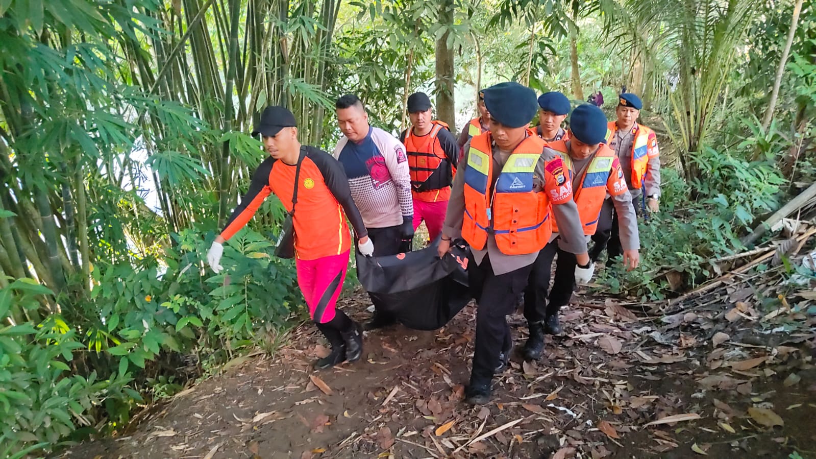 Tim SAR Gabungan Brimob, Basarnas, BPBD dan Tagana Temukan Pemuda Yang Hanyut di Sungai Soppeng