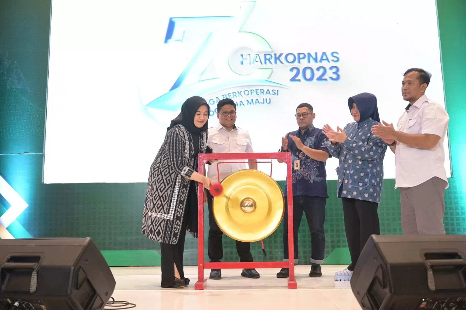 Hadiri Cooperative Expo 2023, Wawali dan Ketua TP PKK Makassar Borong Produk UMKM