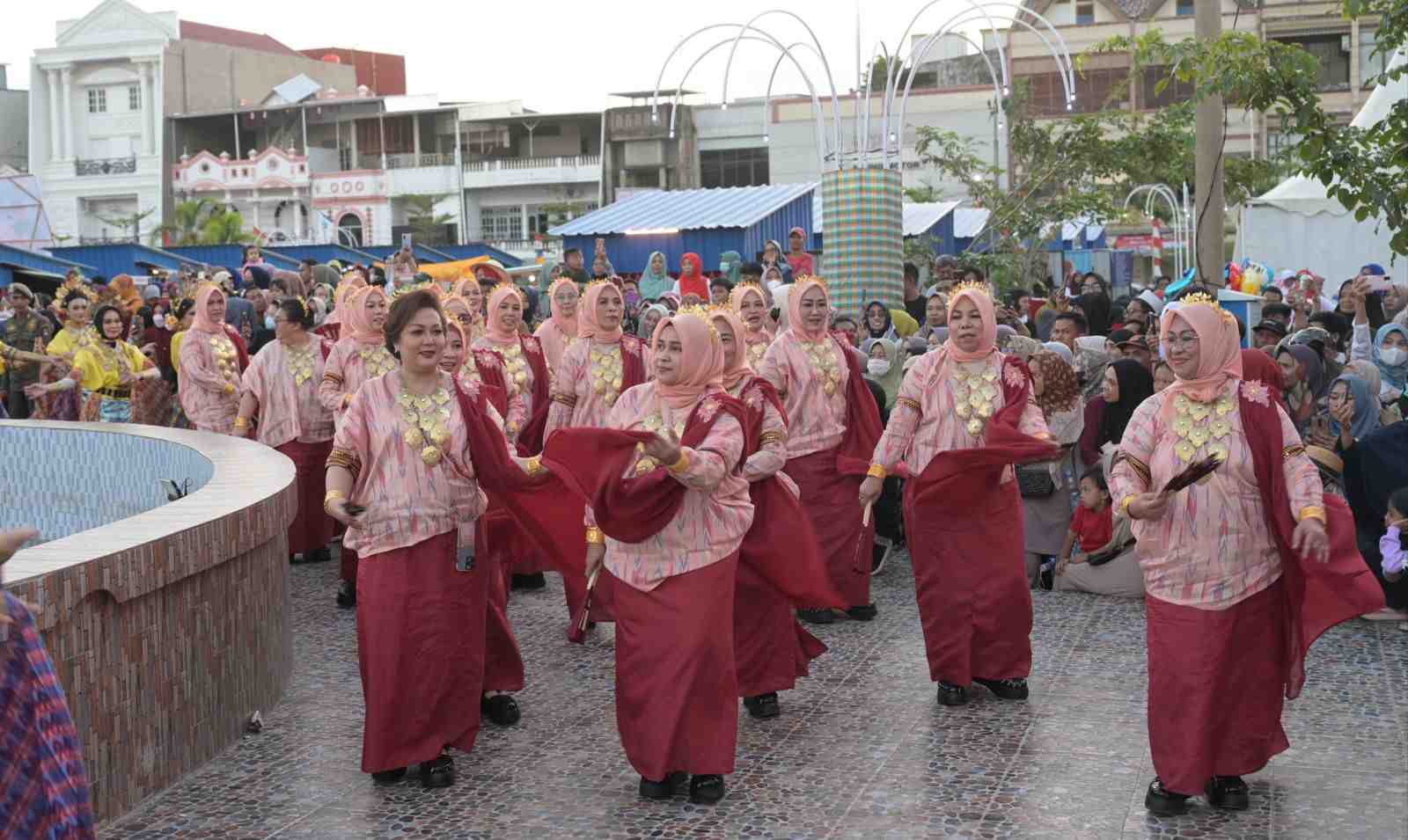 Kontingen Makassar Meriahkan Pawai Karnaval Expo Dekranasda Sulsel 2023 di Wajo