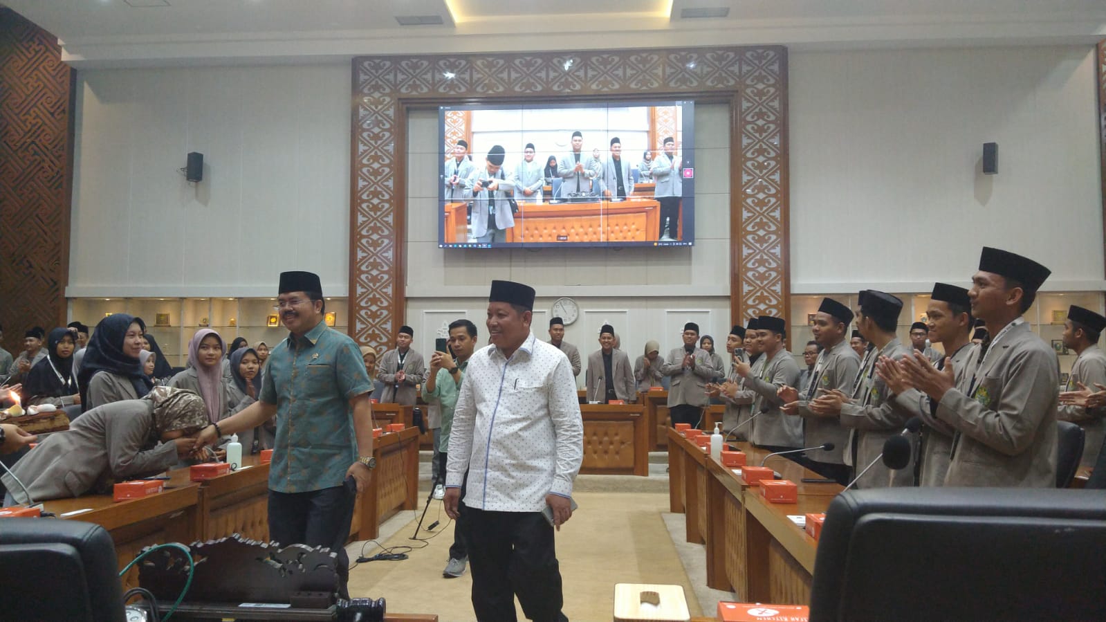 Muhammad Aras Terima Kunjungan 117 Mahasantri As&#8217;adiyah Wajo di Senayan