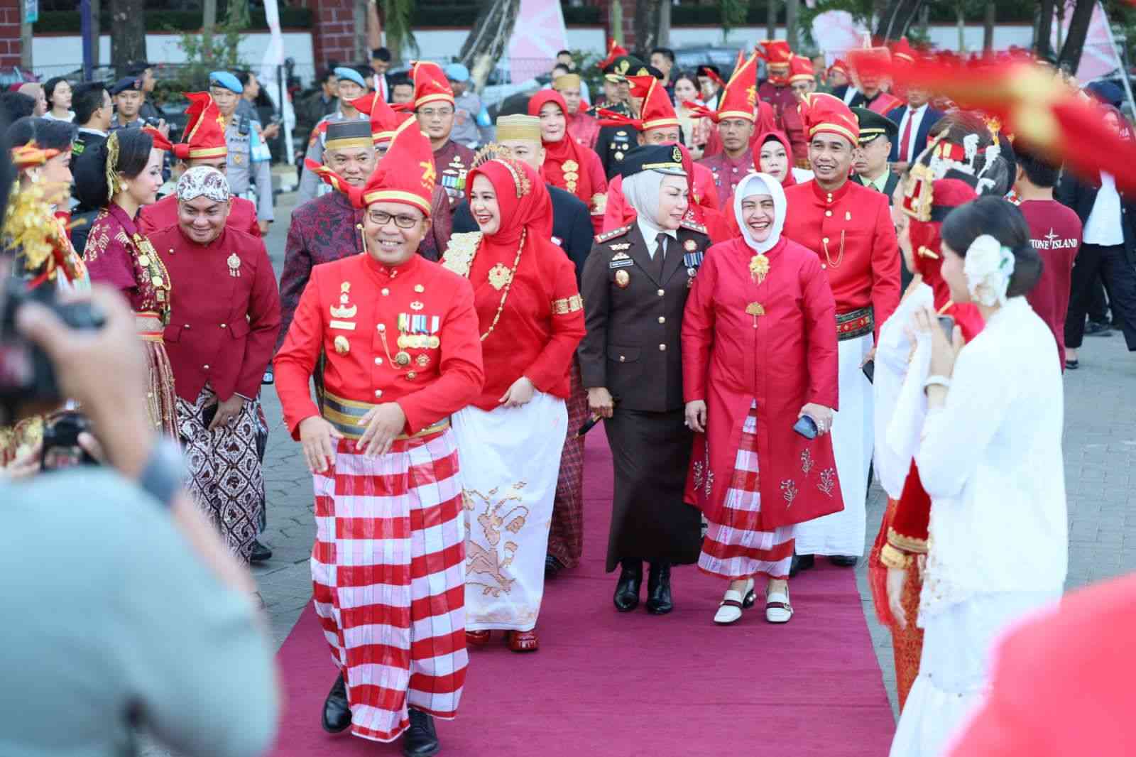 Nuansa Pakaian Adat Nasional dengan Memakai Pantonro’ Semarakkan Peringatan HUT Kemerdekaan RI Ke-&rsquo