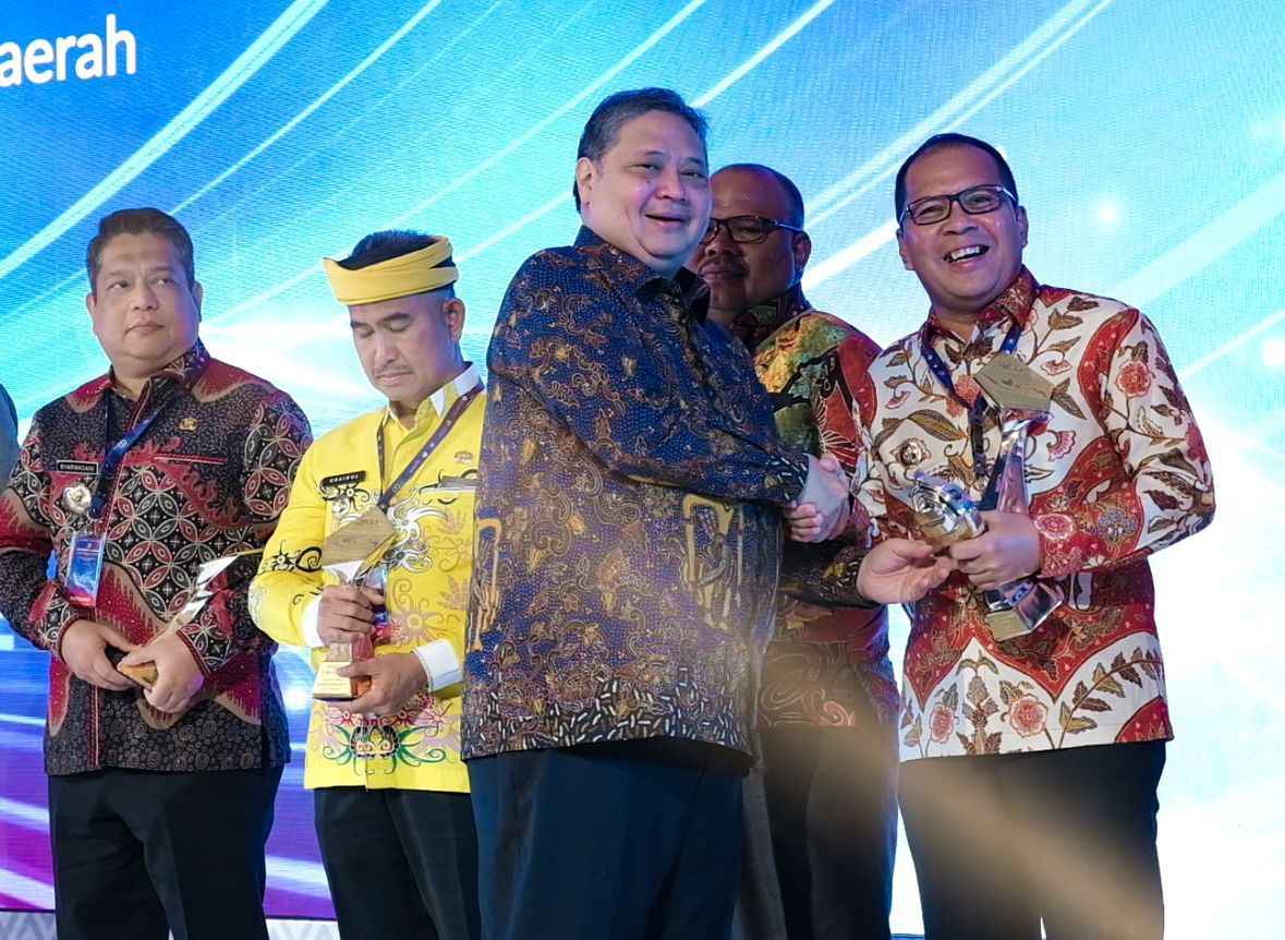 Alhamdulillah! Kota Makassar Terima Penghargaan TP2DD 2023 Kota Terbaik dan Program Unggulan P2DD Terbaik