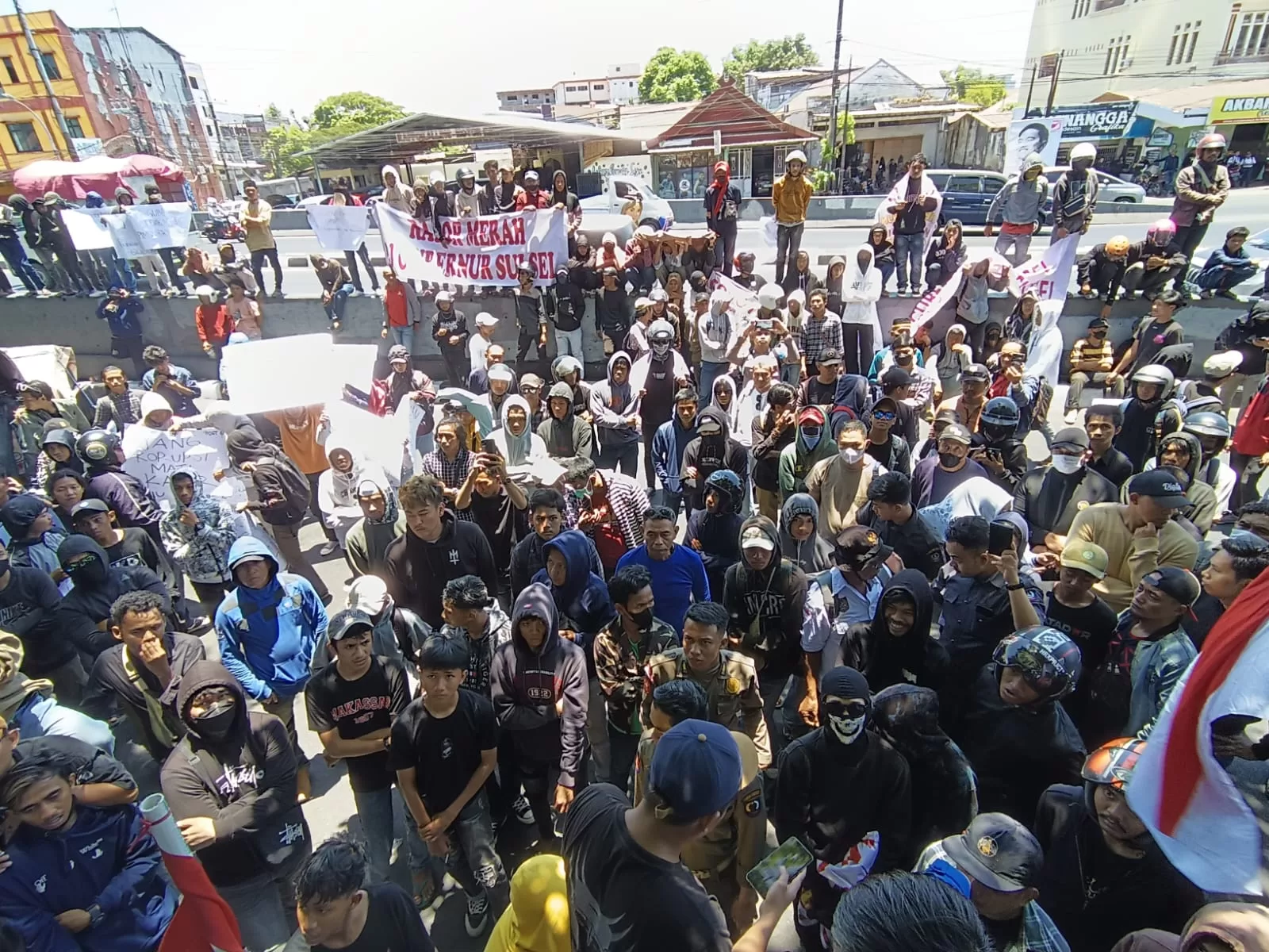 Ribuan Massa Mahasiswa dan Apdesi Demo Desak Copot PJ Gubernur