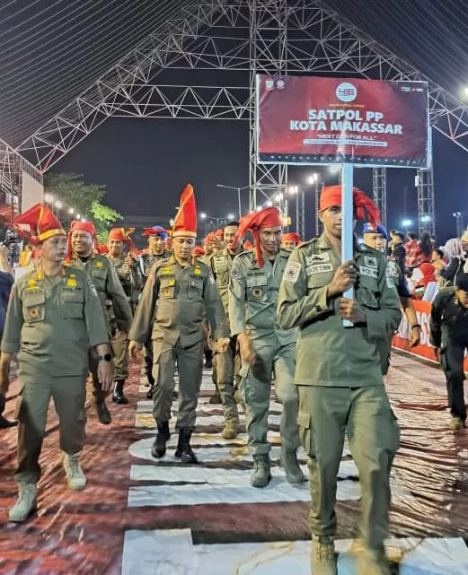 Personil Satpol PP Tampil di Karnaval Budaya HUT Kota Makassar