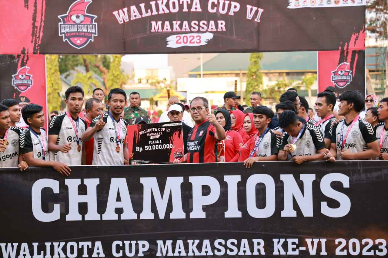 Danny Pomanto Serahkan Uang Tunai Rp 50 Juta dan Piala kepada Juara Wali Kota Cup ke-VI