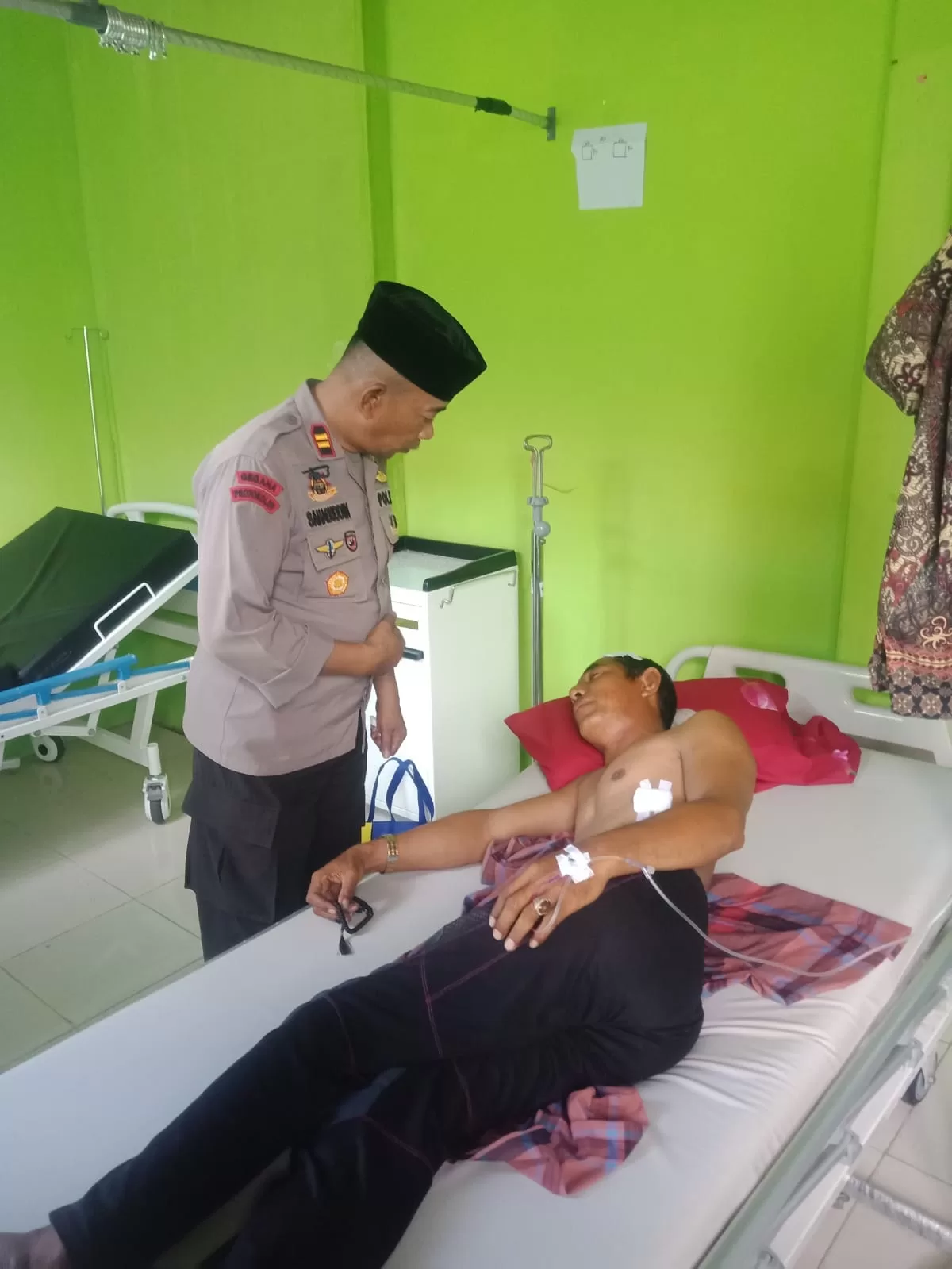 Jenguk Korban Penganiayaan, Kapolsek Pulau Sembilan Beri Semangat