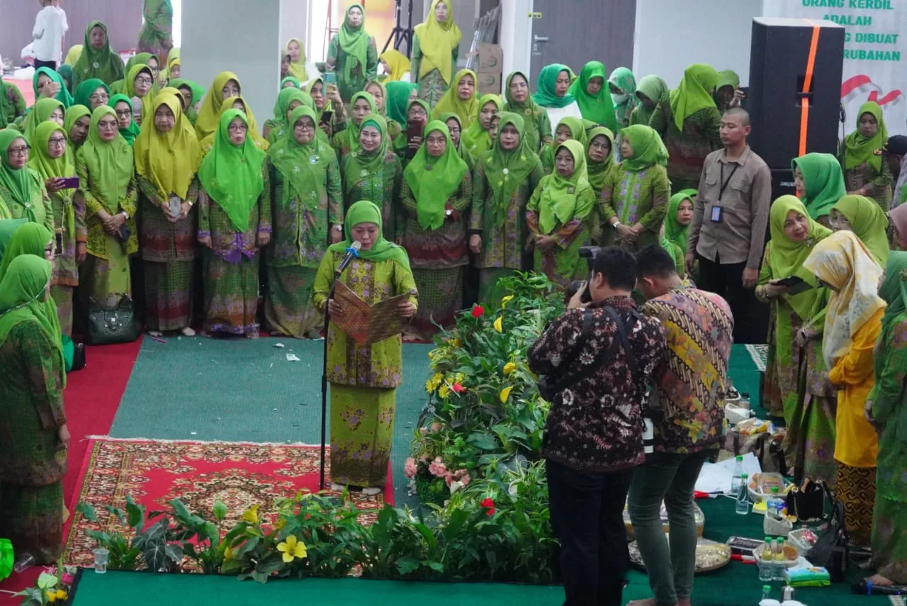 Kofifah Indar Parawansa Lantik 6 Ketua PC Muslimat NU Sulsel Disaksikan Tiga Rektor