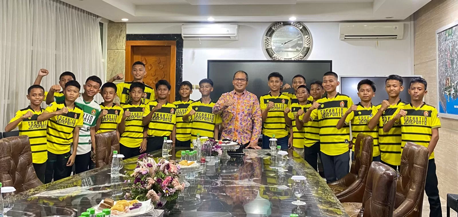 Wakili Sulsel di Piala Soeratin U-13, Danny Pomanto Jamu Makan Malam Tim Persijo di Kediamannya