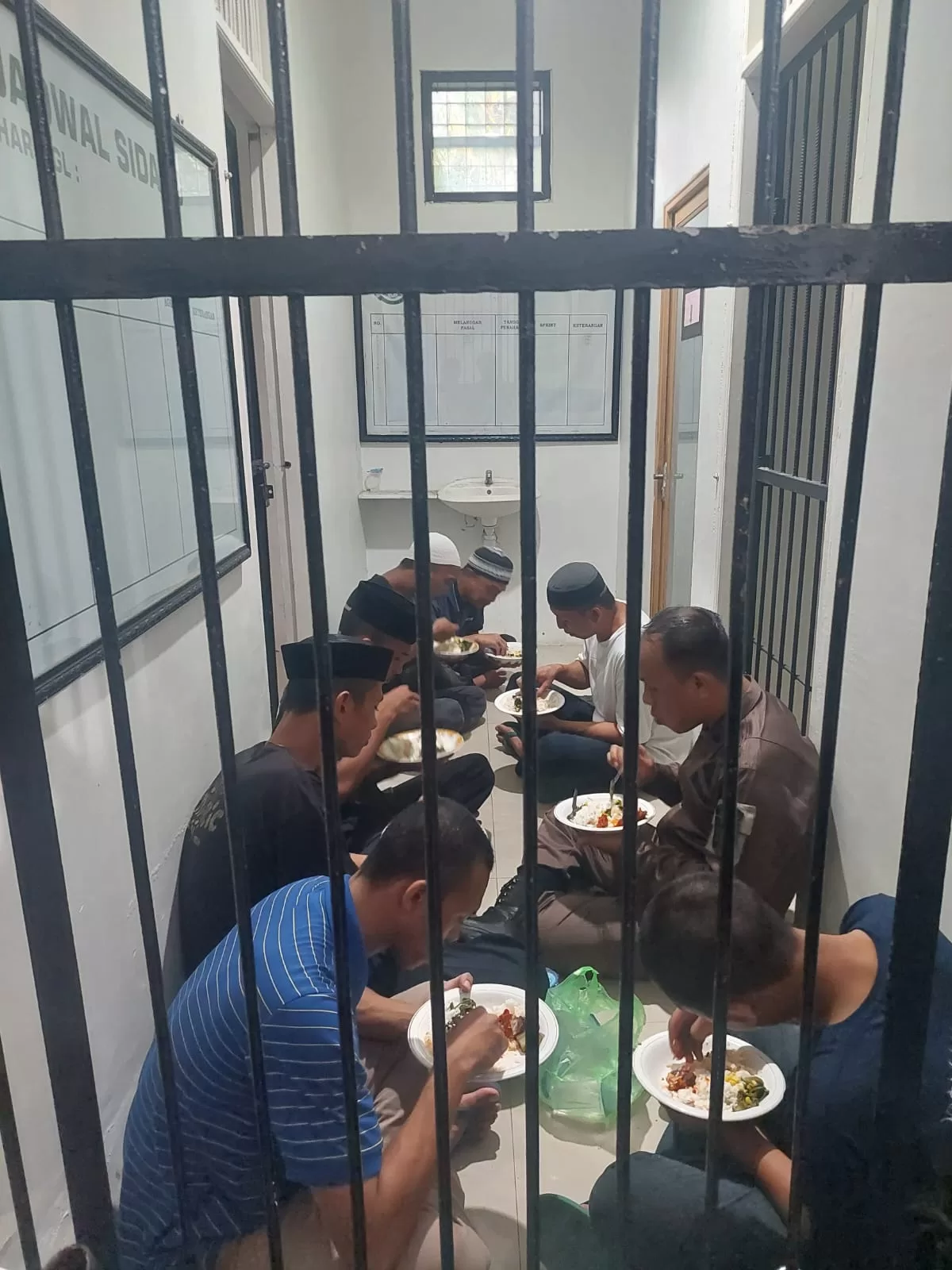 Waktu Jam Makan Siang, Kasi Pidum Kejari Sinjai Duduk Bersama Para Tahanan