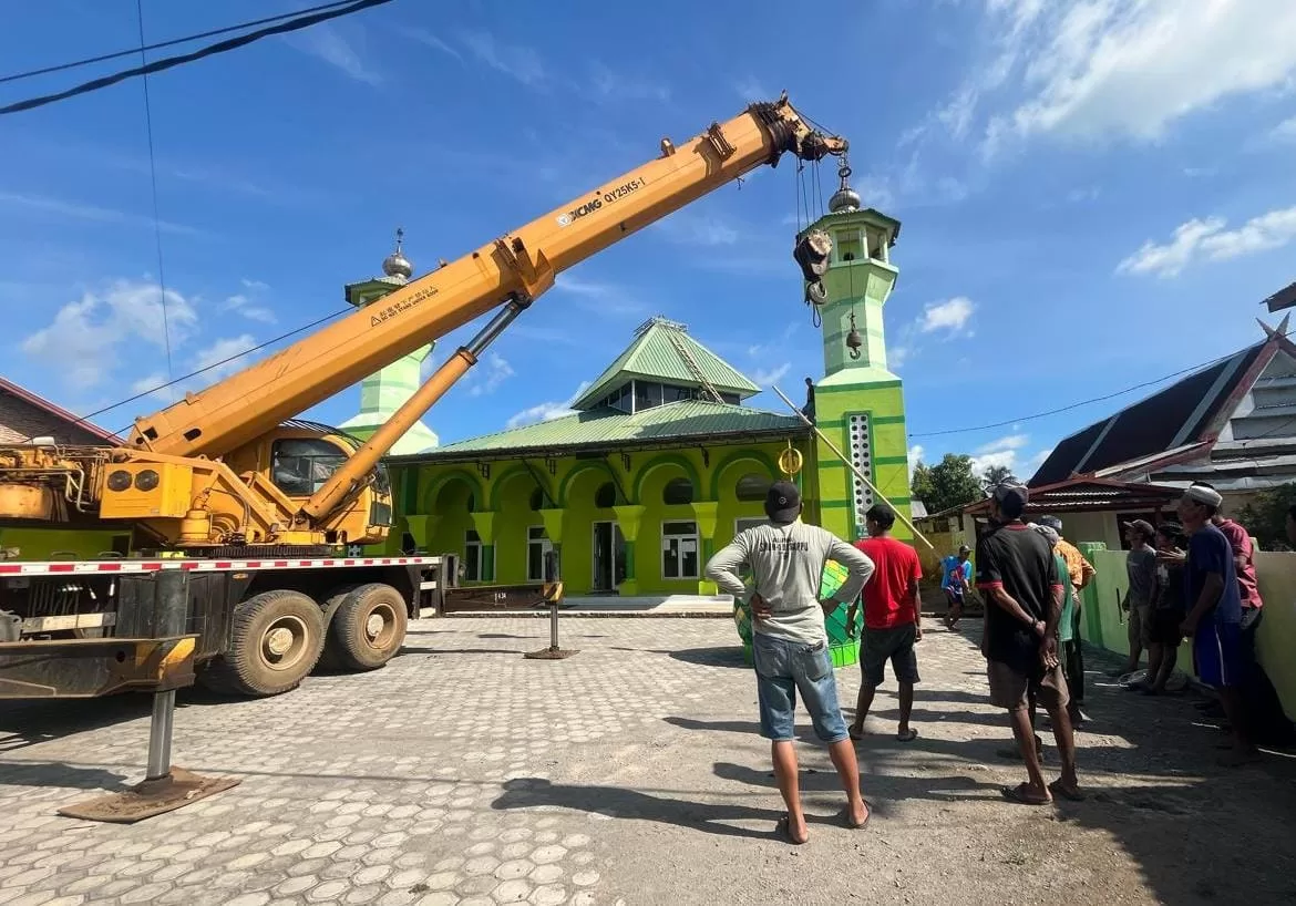 Huadi Bantu Pasang Kubah Mesjid Jami Rahmat Desa Borong Loe