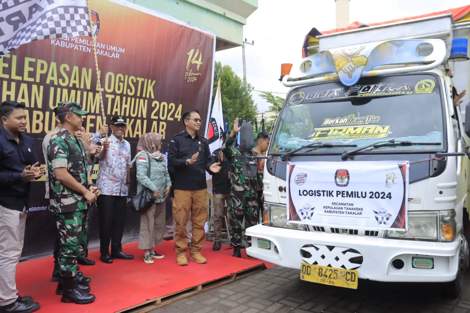 Pj Bupati Takalar Nyoblos di TPS 2 Kelurahan Kalabbirang