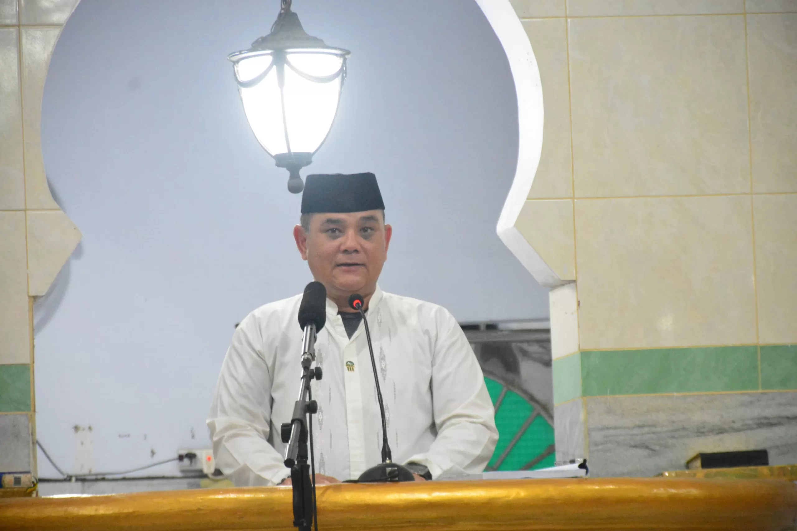 Pj. Bupati dan Ketua PKK Sinjai Salat Tarwih Pertama di Masjid Agung Nujumul Ittihad