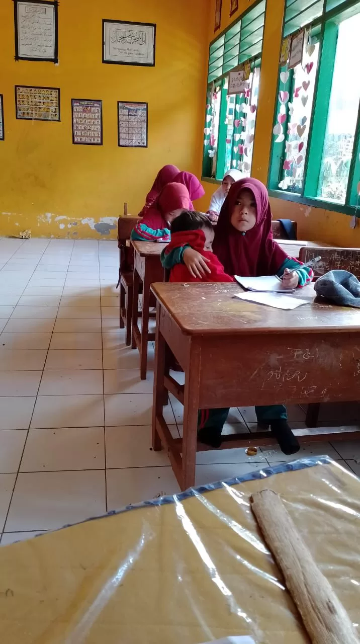 Bocah 9 Tahun di Sinjai, Menggendong Adiknya ke Sekolah Pasca Ibunya Meninggal