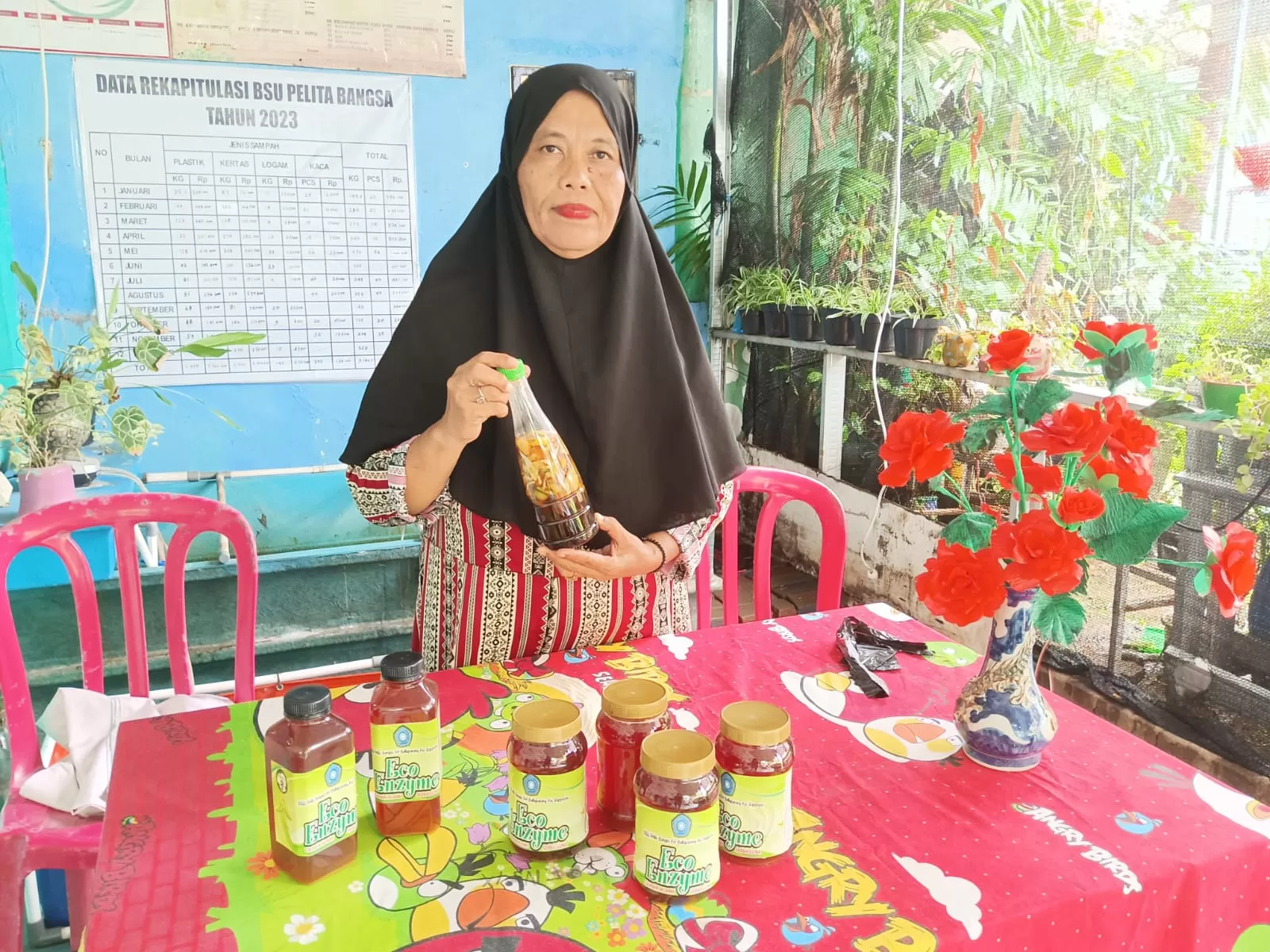 Manfaatkan Kulit Buah untuk Bahan Eko Enzim